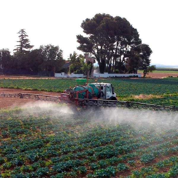 Equipos fitosanitario aplicando producto al campo