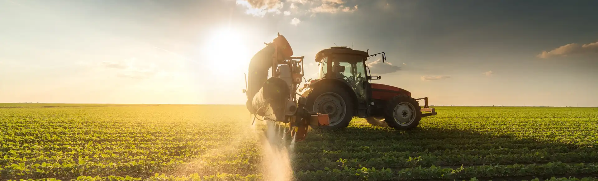 Tractor aplicando pesticidas